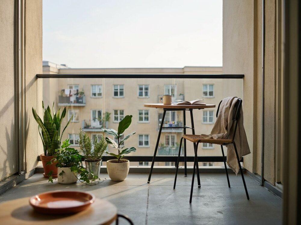 Mały balkon w bloku
