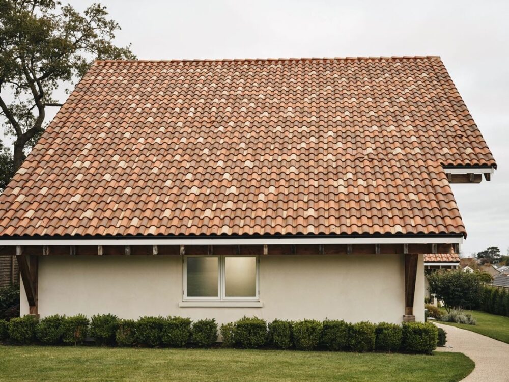 dachówka ceramiczna na dachu