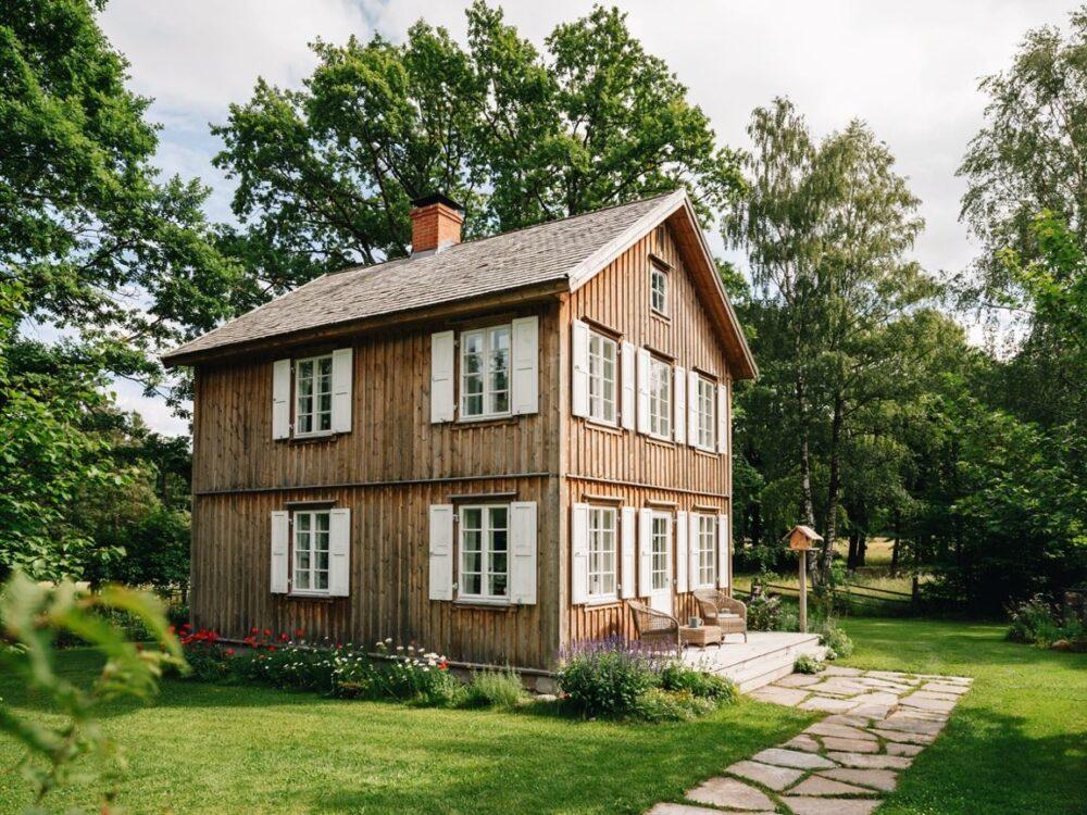 drewniana konstrukcja domku