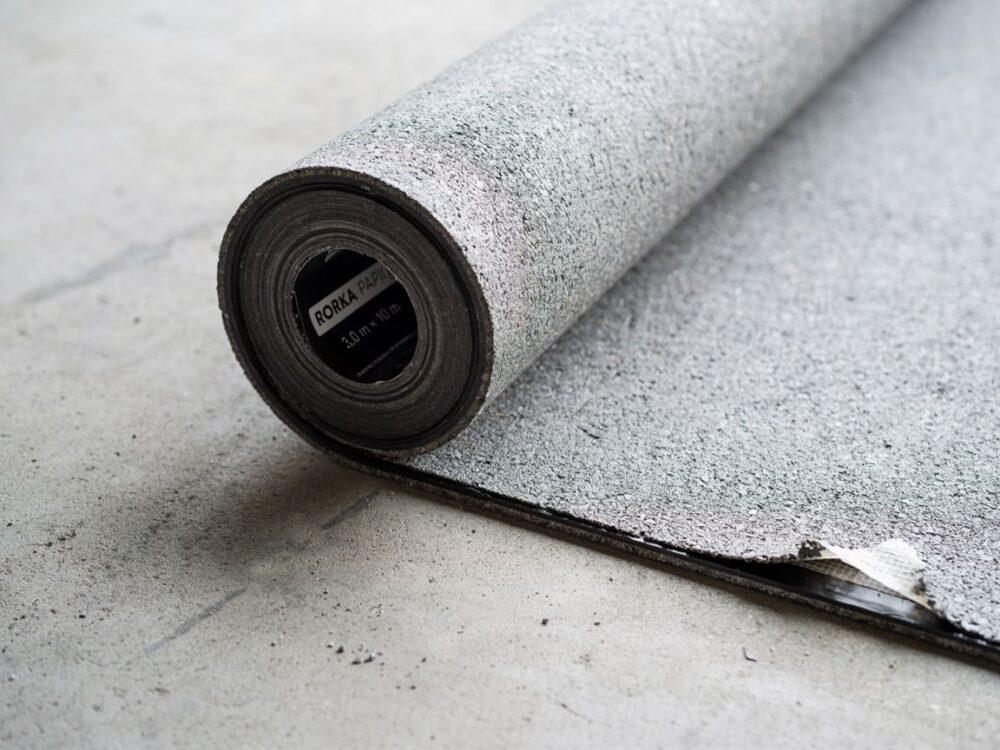 miarka obok rolki papy