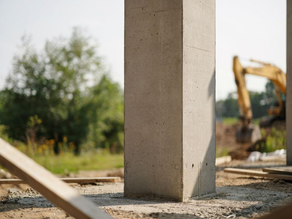 słup betonowy przed malowaniem