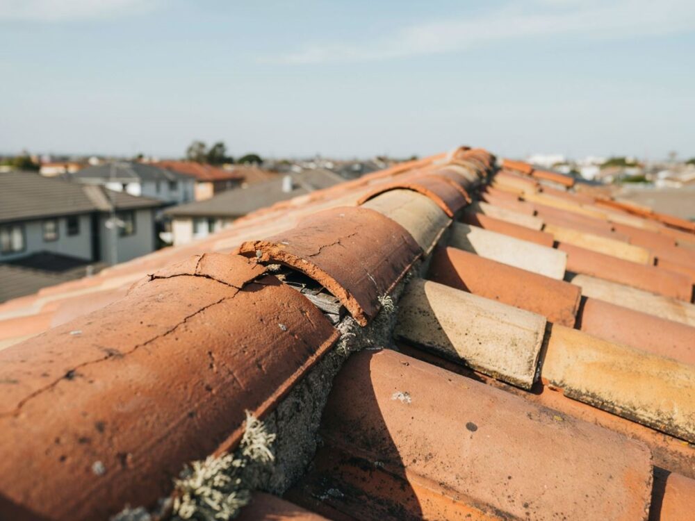uszkodzona dachówka na dachu
